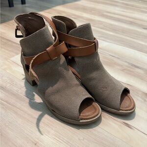 Women's Tan Peep-Toe Sandals